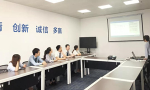 星南方店開(kāi)展商戶(hù)保險(xiǎn)培訓(xùn)